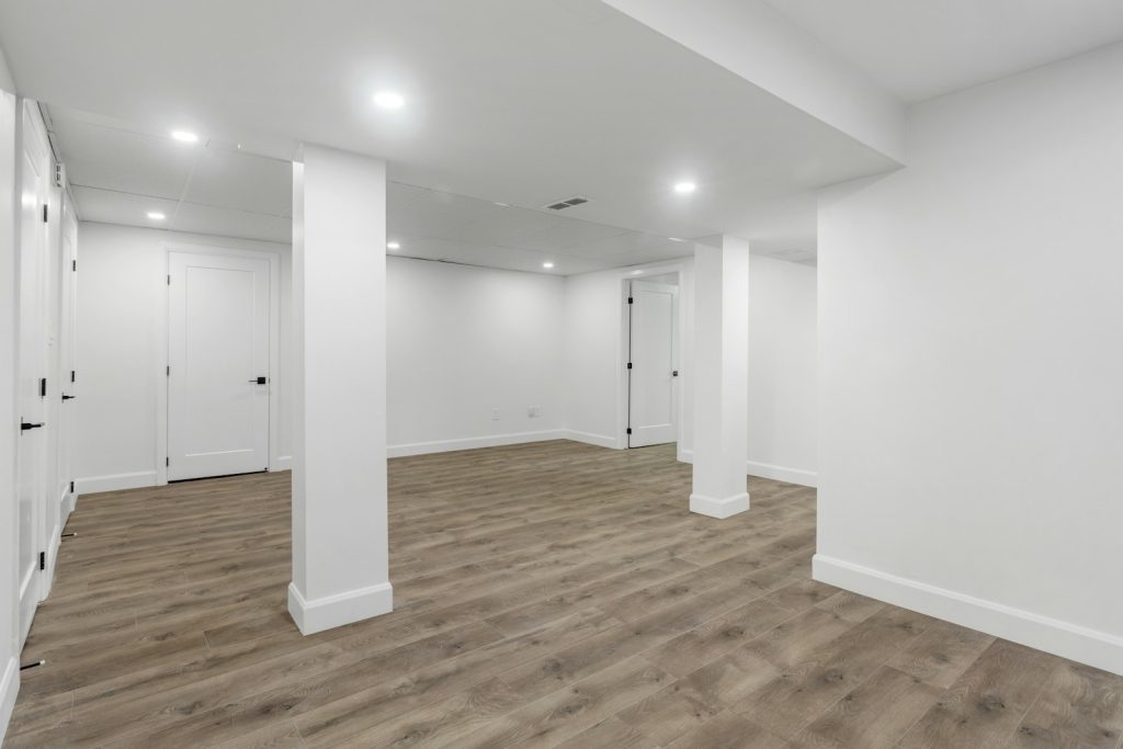 Mansan 2021 en Sevilla an empty room with white walls and wooden floors